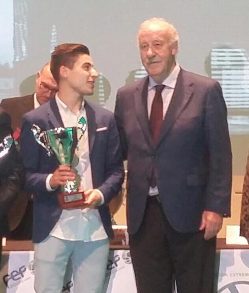 Joaquín Gustos recibe, de manos de Vicente del Bosque y en nombre del Frexnense, el trofeo de campeón del grupo I de la Segunda Extremeña 