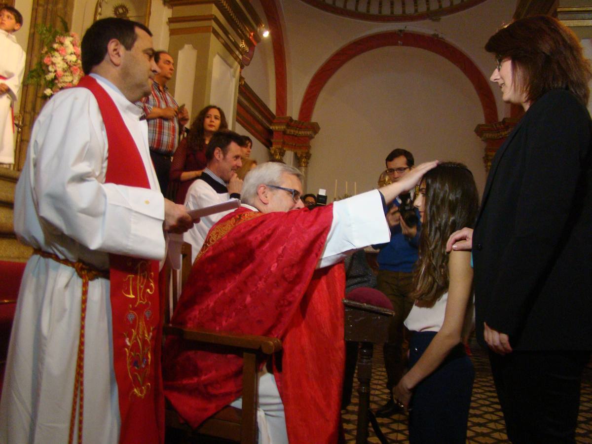 Momento de la celebración del sacramento de la Confirmación. 