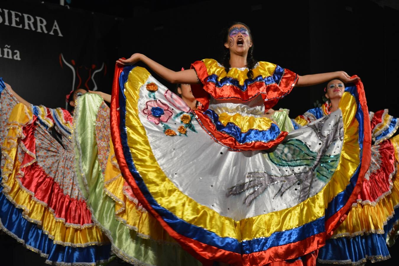 La compañía Crea Danza en escena, luciendo en sus faldas los colores de la insignia nacional de Colombia. 