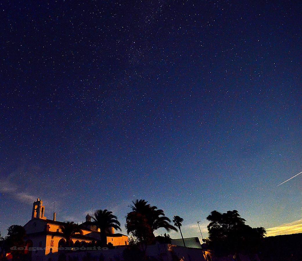 El cielo estrellado se ve cruzado por un meteoro junto al Santuario de Nuestra Señora de los Remedios. 