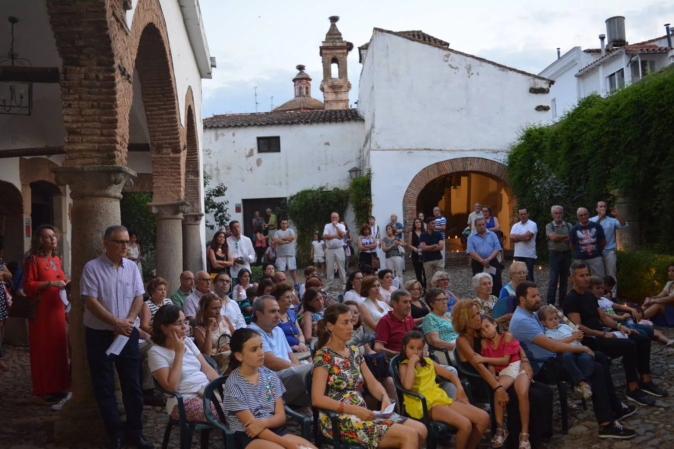 El público asiste al concierto en el patio de la casa de la familia Sánchez Arjona. 