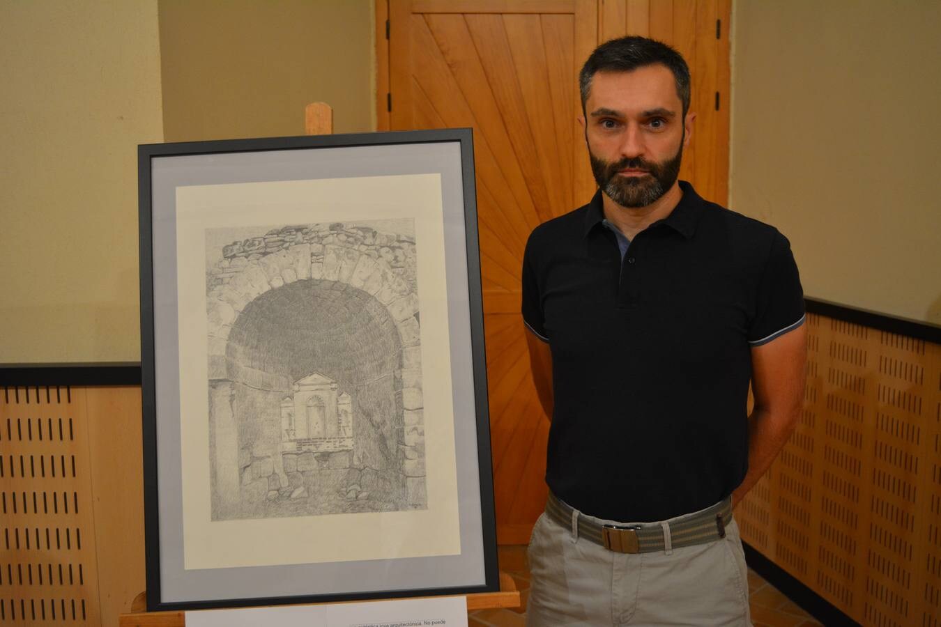 Rodrigo Vargas junto a uno de los dibujos de la exposición. 