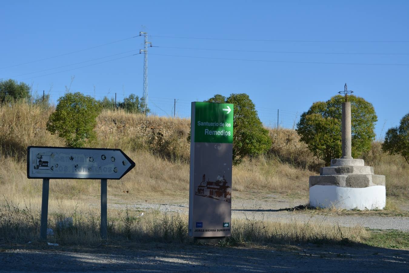 Malestar en las redes sociales por la substitución de una señal que indicaba el camino del santuario por otra que anuncia ‘Complejo Turístico’