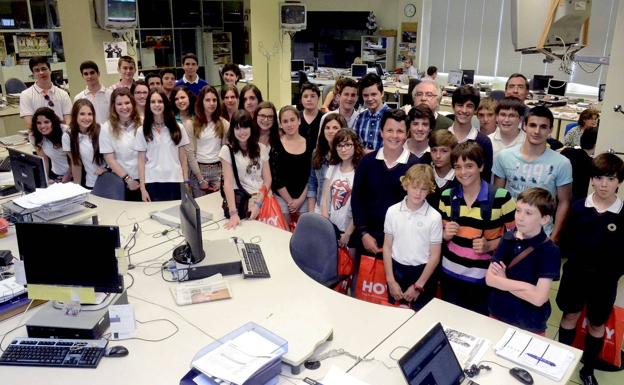 Alumnos de ediciones anteriores en la redacción de HOY de Badajoz 