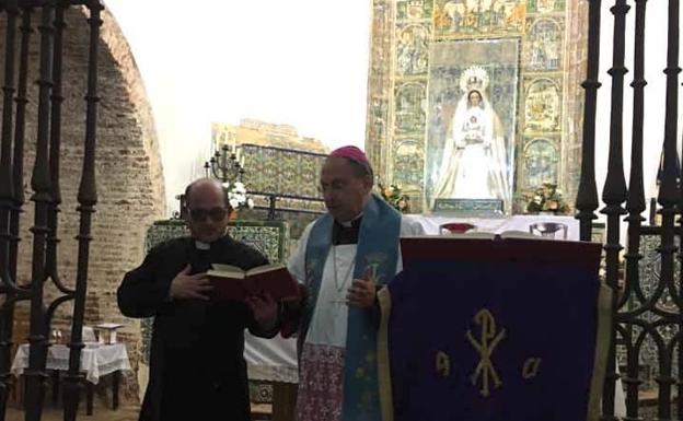 Don Celso Morga durante su visita al Monasterio 