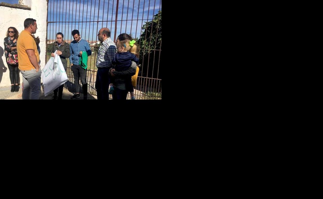 Padres de alumnos afectados concentrados a las puertas de colegio Francisco del Zurbarán 