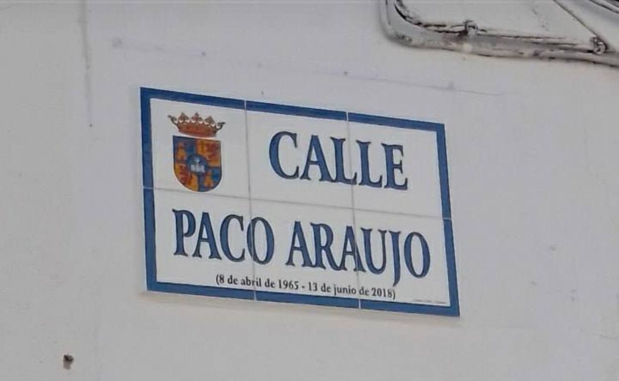 La localidad le pone a Paco Araujo una calle