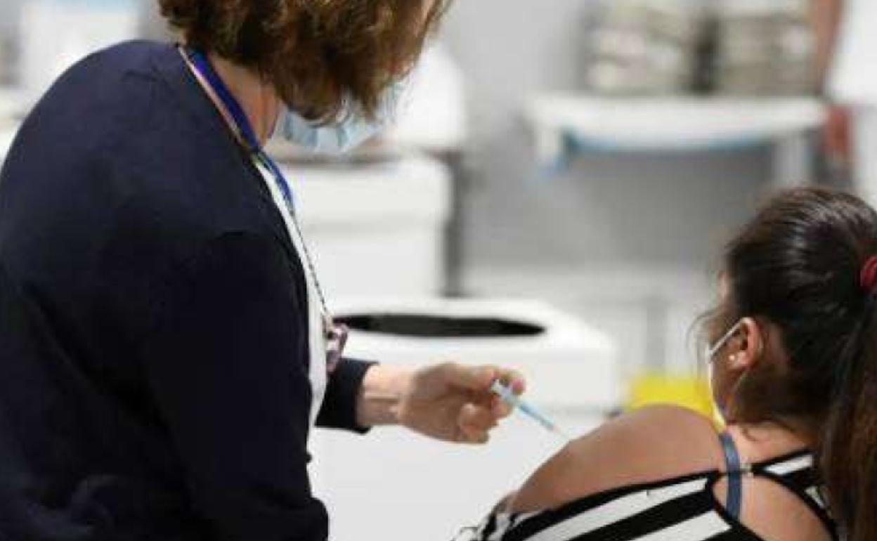 Vacunación a una mujer mayor de sesenta años 