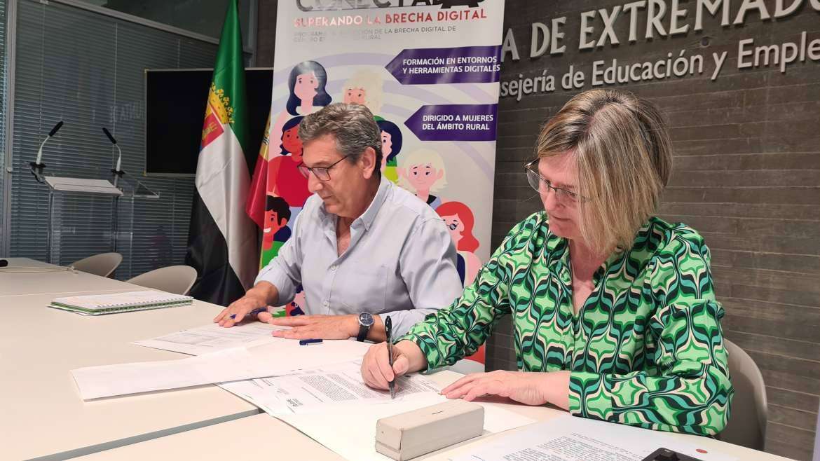 El secretario general de Empleo, Javier Luna, y la directora de AUPEX, Josefa Moreno 