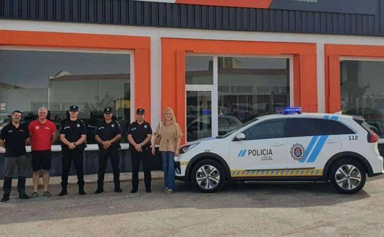 La alcaldesa Carmen Pagador en la recogida del vehículo policial 