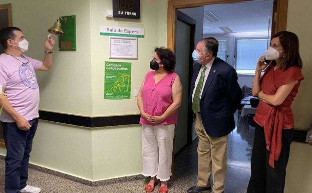 La «campana de los sueños» suena por primera vez en el Hospital de Llerena