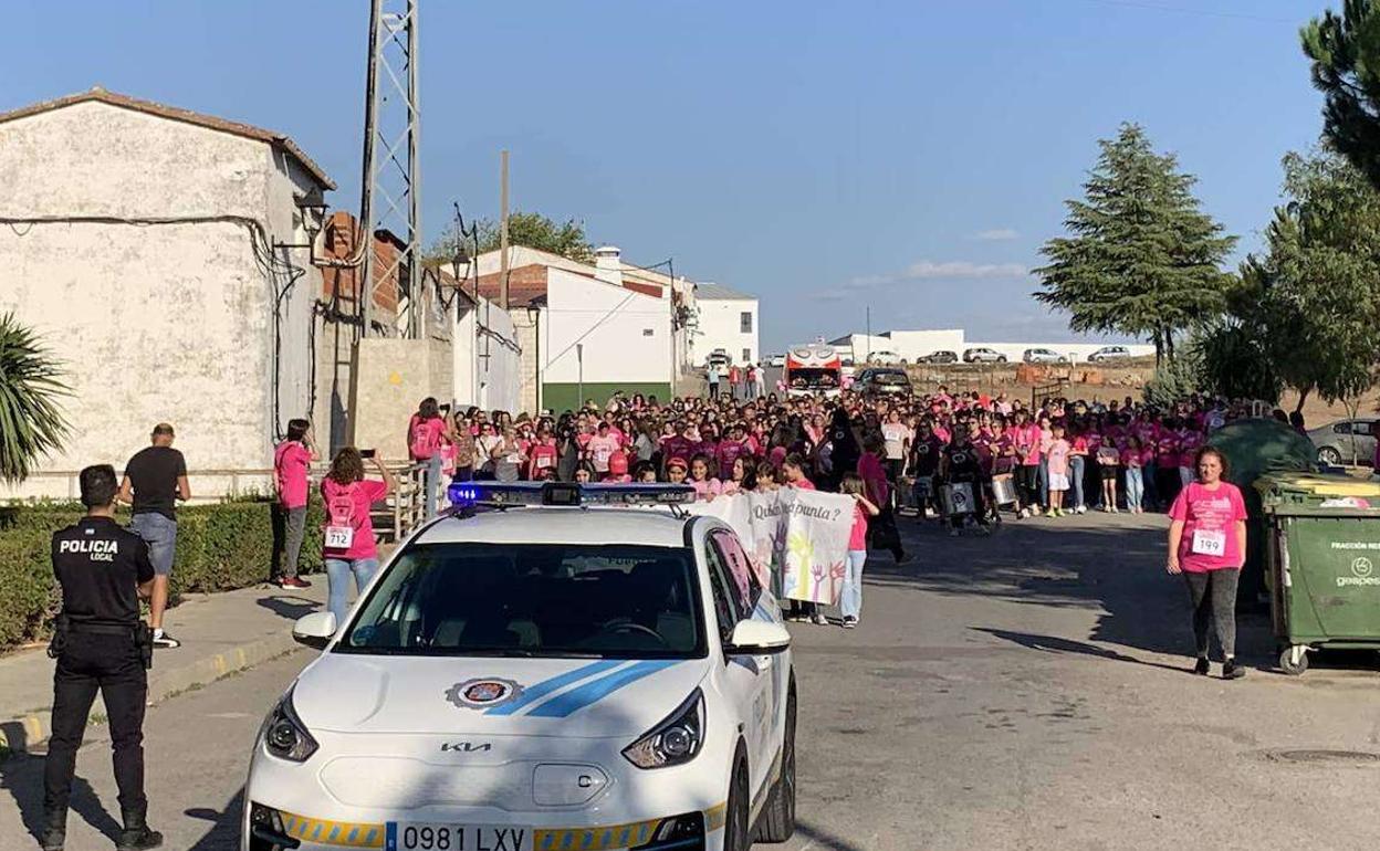 Participante en la marcha rosa contra el cáncer 
