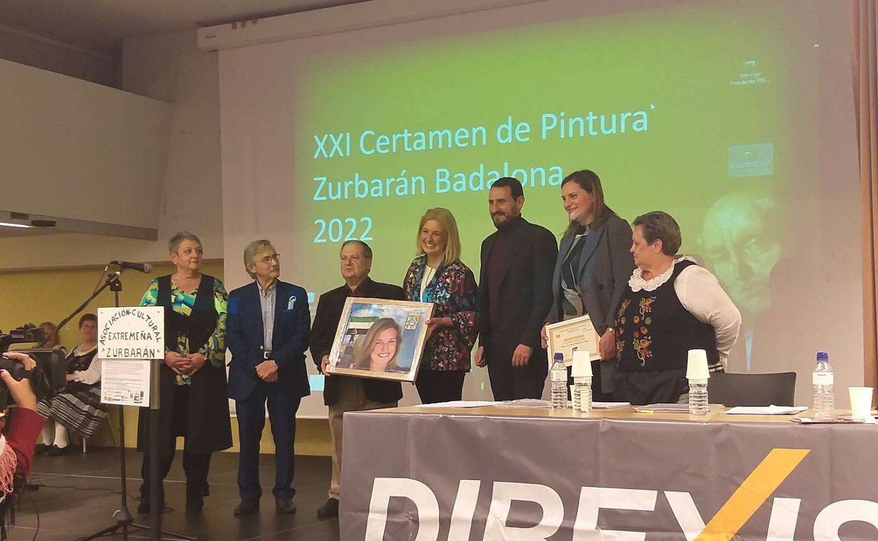 Carmen Pagador, alcaldesa de Fuente de Cantos, galardonada como 'Extremeña del año' en la entrega de premios del XXI Certamen Internacional de Pintura «Zurbarán» de Badalona
