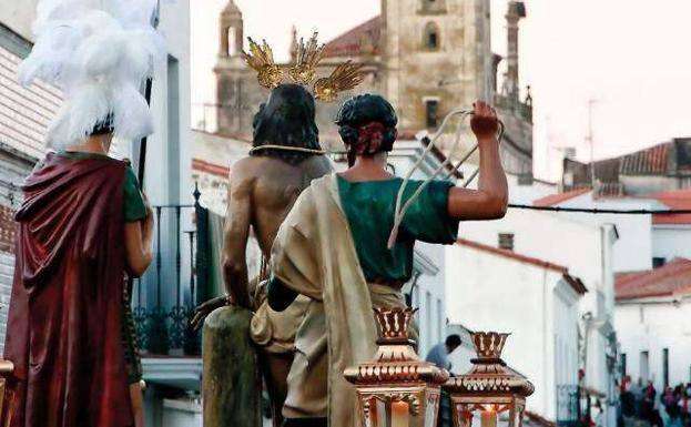 La Hermandad de Nuestro Padre Jesús Amarrado a la Columna y María Santísima del Mayor Dolor realiza su estación de penitencia