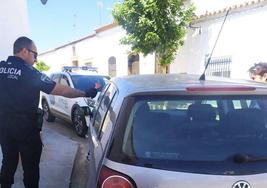 La Policía Local rescata a un menor del interior de un vehículo
