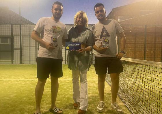 La alcaldesa Carmen Pagador entrega el trofeo a los ganadores