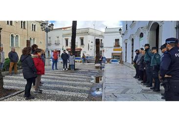 Minuto de silencio en Fuente de Cantos por la muerte de dos guardias civiles en Barbate (Cádiz)