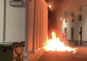 Acto vándalico con quema de contenedores en el entorno de la Plaza de Abastos