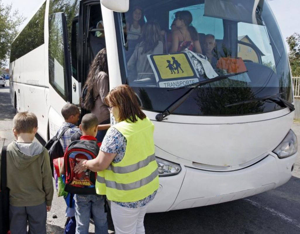 Imagen de archivo de transporte escolar