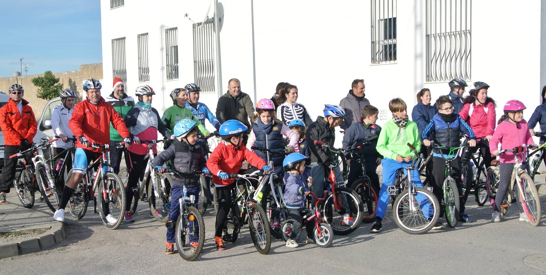 La marcha ciclista organizada por el ayuntamiento logra alrededor de cien litros de solidaridad para Cáritas y Cruz Roja