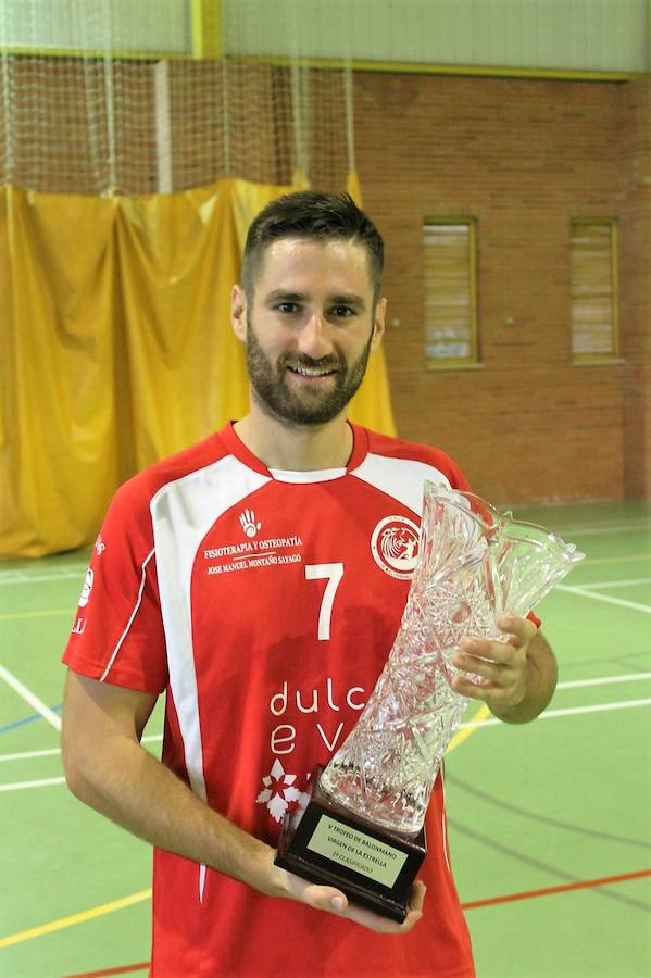 Gabriel Luengo recibe el reconocimiento del Club Balonmano Los Santos