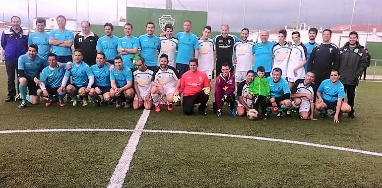 Foto de familia de los jugadores de ambos equipos. CEDIDA