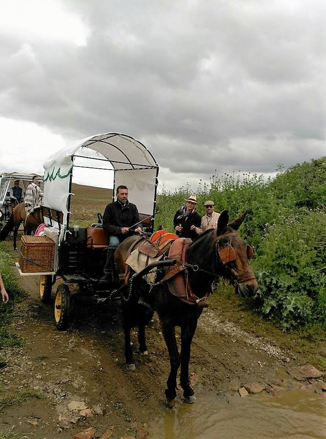 Una carreta aguarda turno para cruzar el río. 
