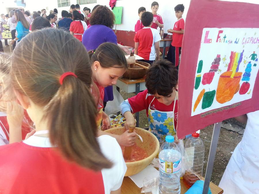 Escolares elaborando el gazpacho. 