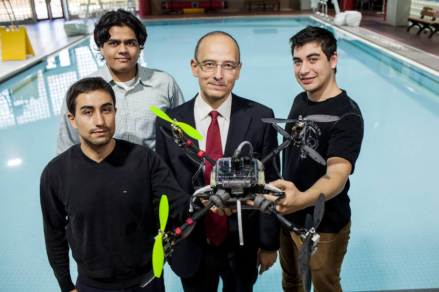 Francisco Javier Díez, en el centro, con el Naviator. 