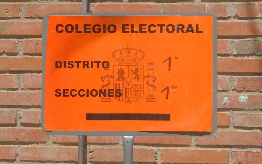 Acceso al colegio electoral del centro de asociaciones. 