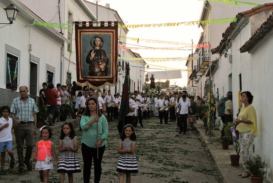 La procesión de San Juan recorre las calles del barrio. 