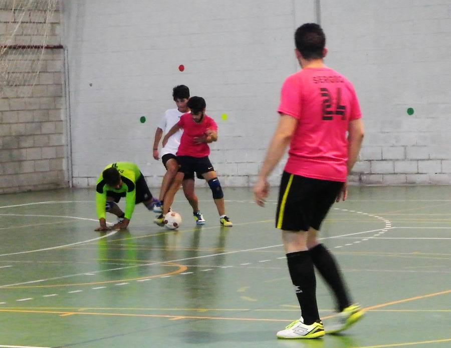 Siete equipos disputan la liga de verano de fútbol sala