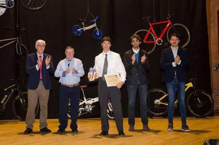 Antonio Lorenzana recibe el galardón como mejor ciclista extremeño en Master 50