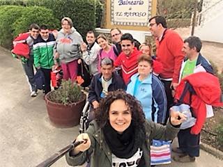 Los alumnos del centro ocupacional 'Francisco Asuar' disfrutan de un curso de natación adaptada en el Balneario el Raposo