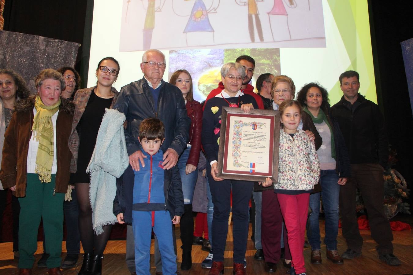 La doctora Antonia López rodeada de sus padres y demás familia.