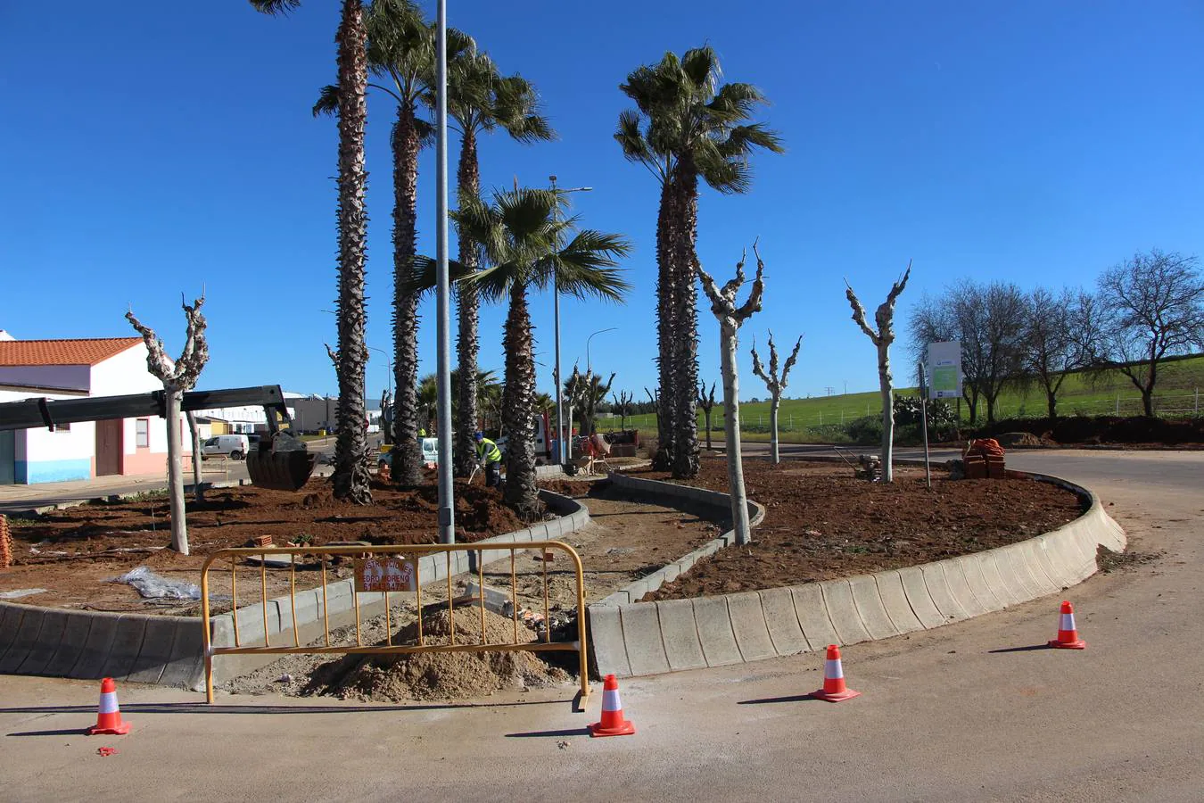 Paseo peatonal que se construye en plena rotonda del camino Lomo.