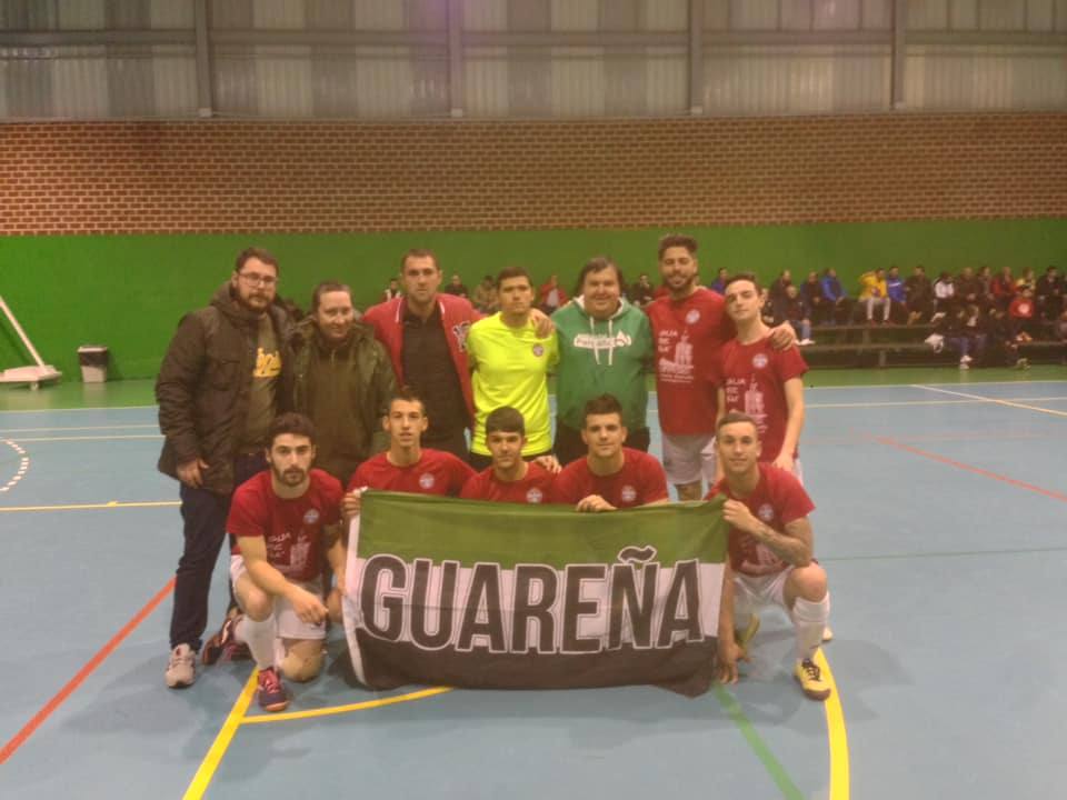 Formación con jugadores, técnicos y presidente en el pabellón de Zahínos.