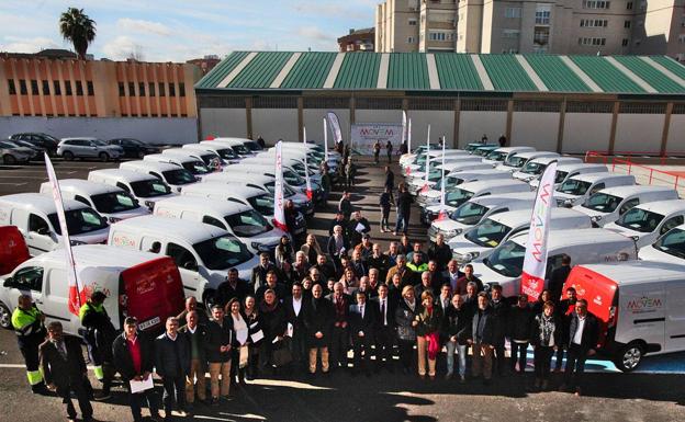 Foto para el recuerdo de la entrega esta mañana de 43 coches eléctricos.