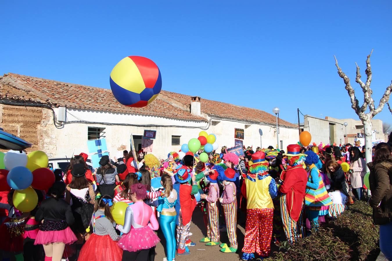 Mucho colorido en el pasacalles del Carnaval del año pasado.