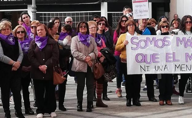 Mujeres de Guareña reclamando derechos en el Día de la Mujer Trabajadora en la plaza de España.
