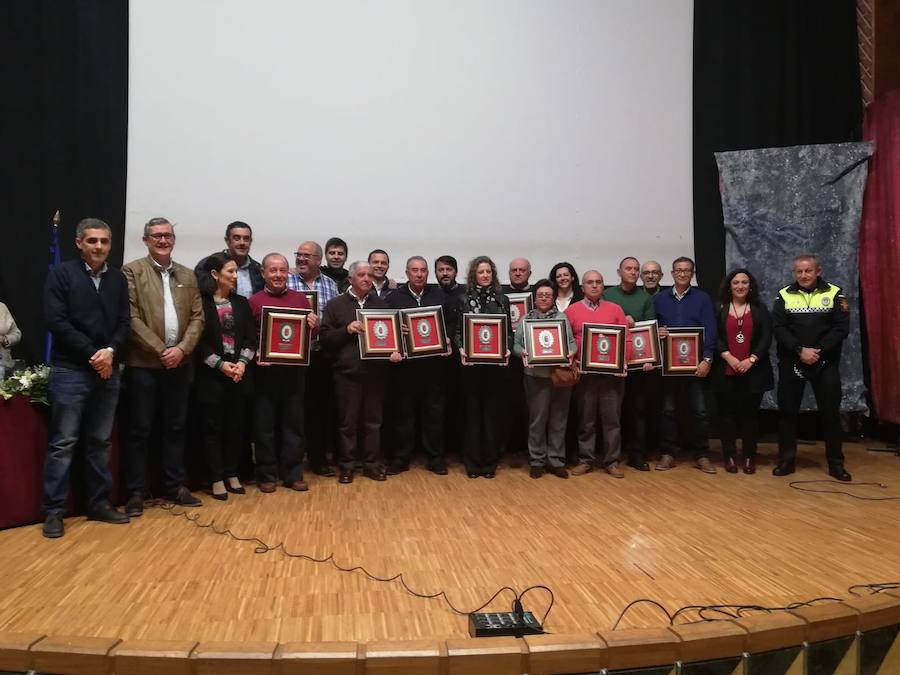 Policías locales homenajeados juntos a sus compañeros