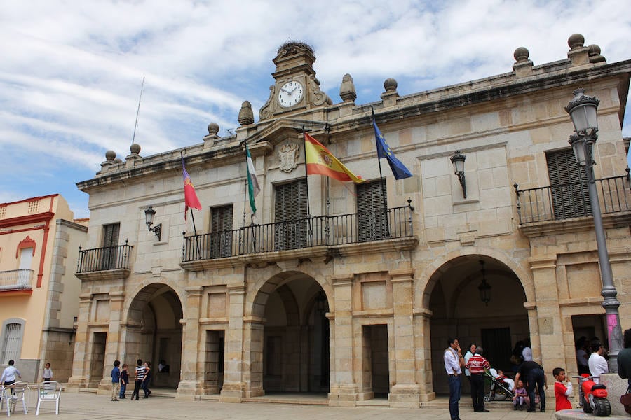 Plaza de España y ayuntamiento de Guareña.