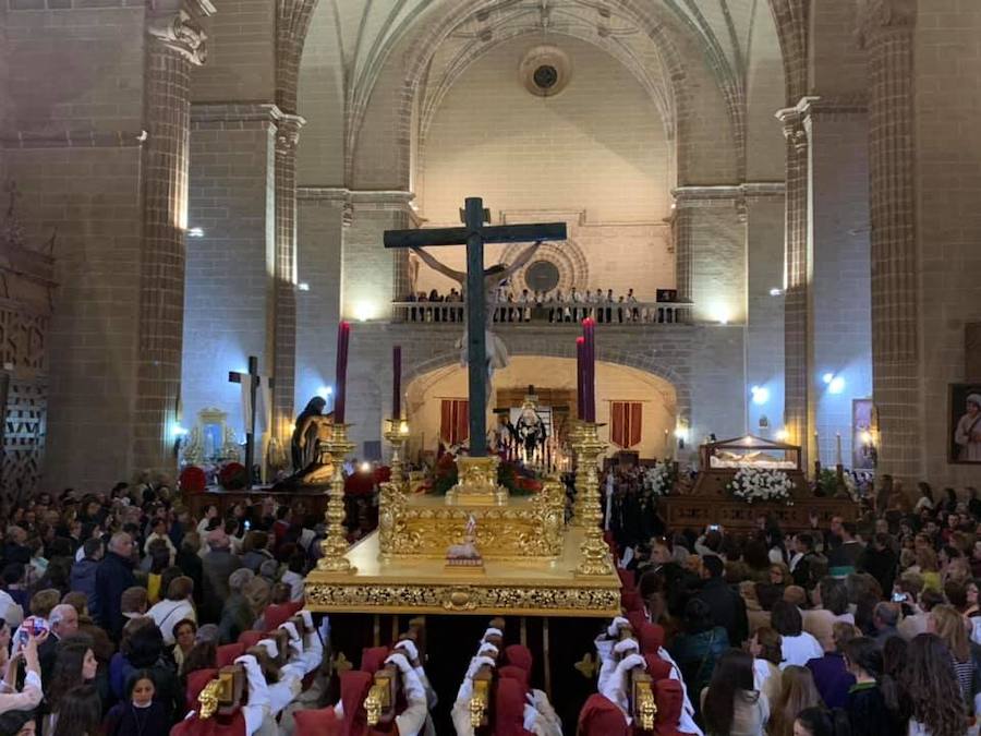 Primer plano del paso del Cristo de las Aguas y al fondo, a la derecha y a la izquierda los otros tres pasos que desfilaron ayer por el interior de Santa María.