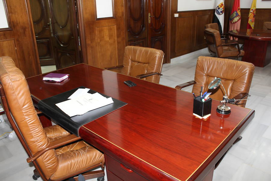 Sillón y mesa de alcalde del ayuntamiento de Guareña.