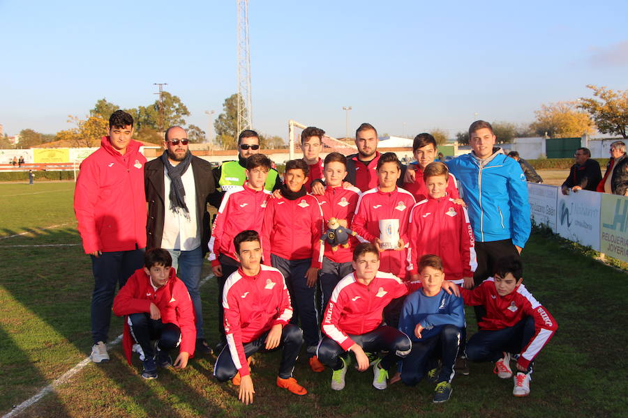 José Ángel Flores con algunos jugadores de categorías inferiores en una acción solidaria de las muchas que el club está presente.