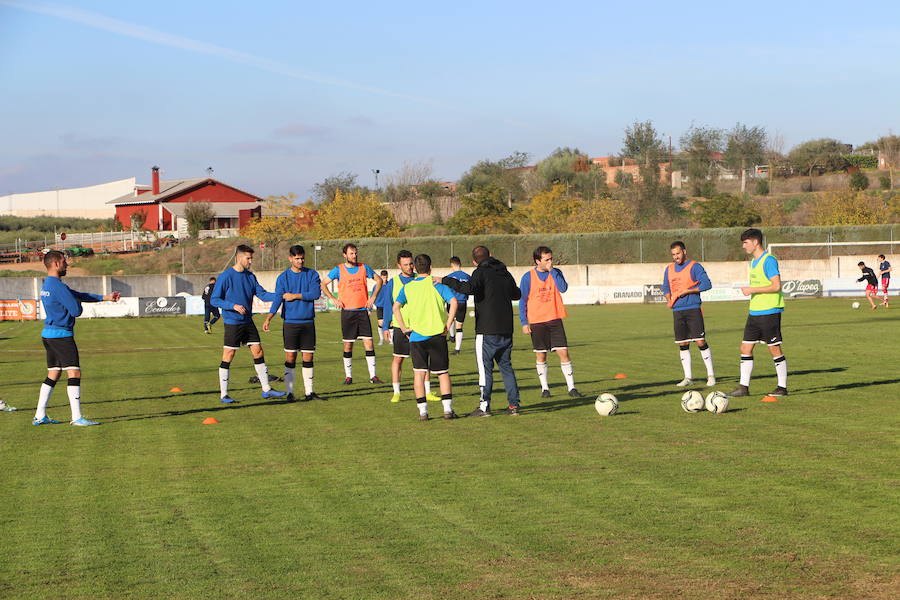 Uno de los calentamiento de aficionados con Sergio Cano, en La Noria, dando instrucciones a sus jugadores.