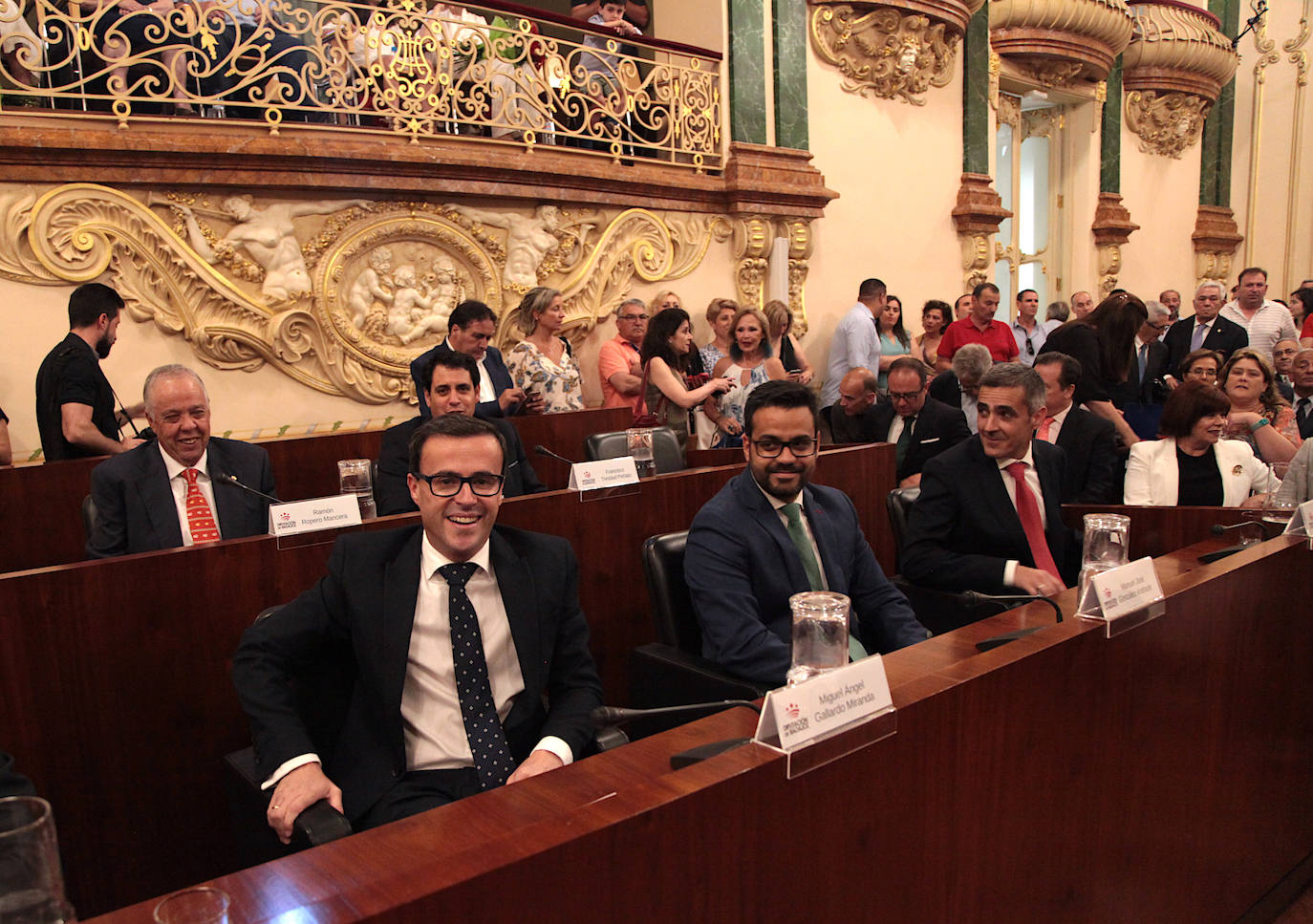 El presidente de la diputación de Badajoz salió reelegido Miguel Ángel Gallardo, el segundo a su izda. Abel González.