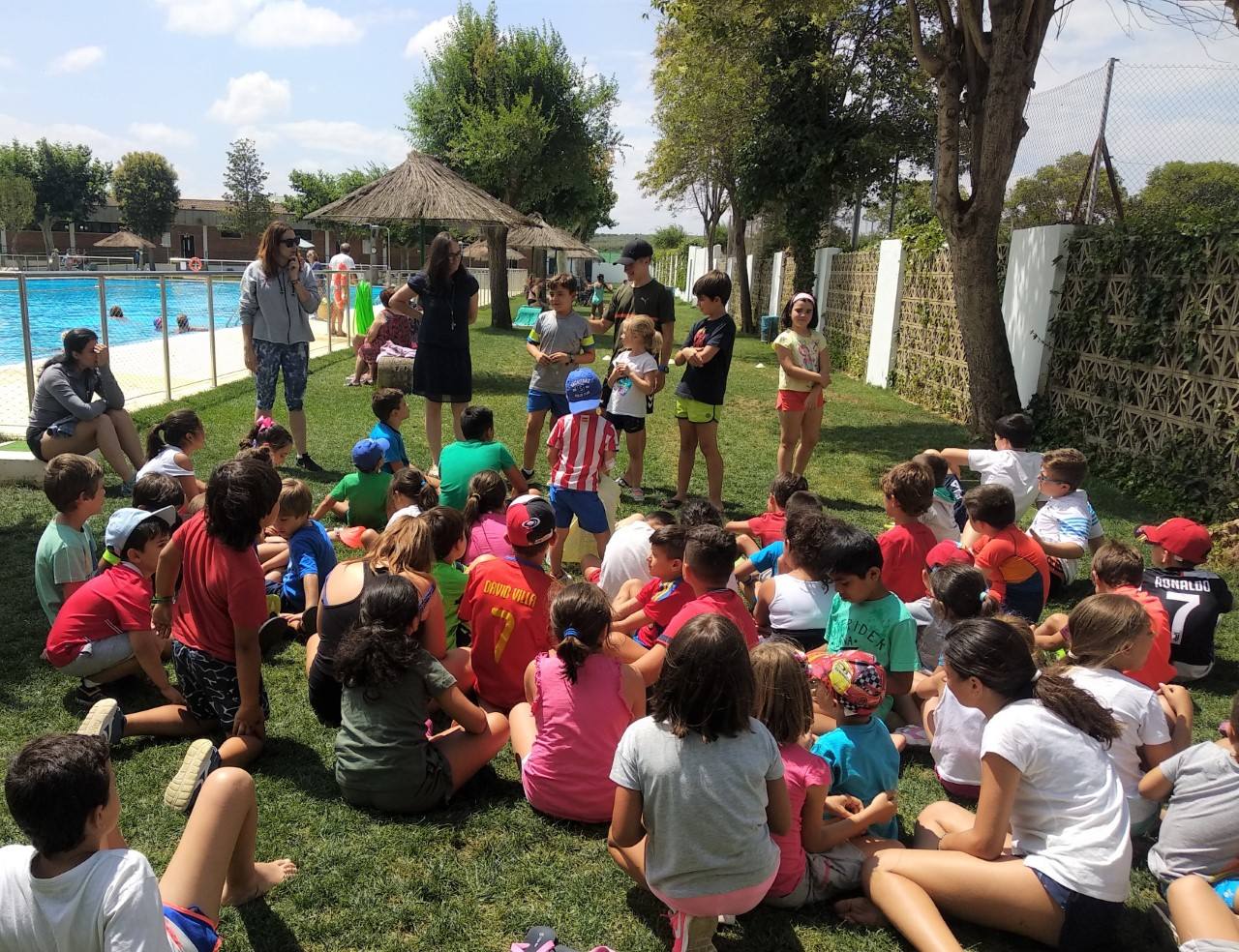 Grupo de pequeños que se beneficiaron el 8 de junio de una gymcana en la piscina municipal.