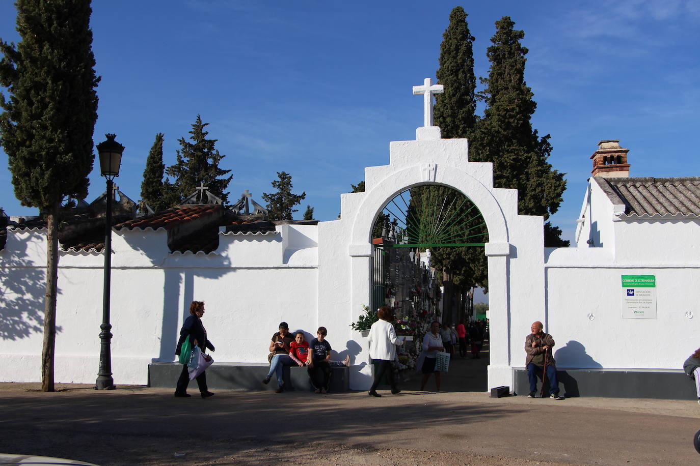 Imagen de archivo de la entrada al cementerio de Guareña.
