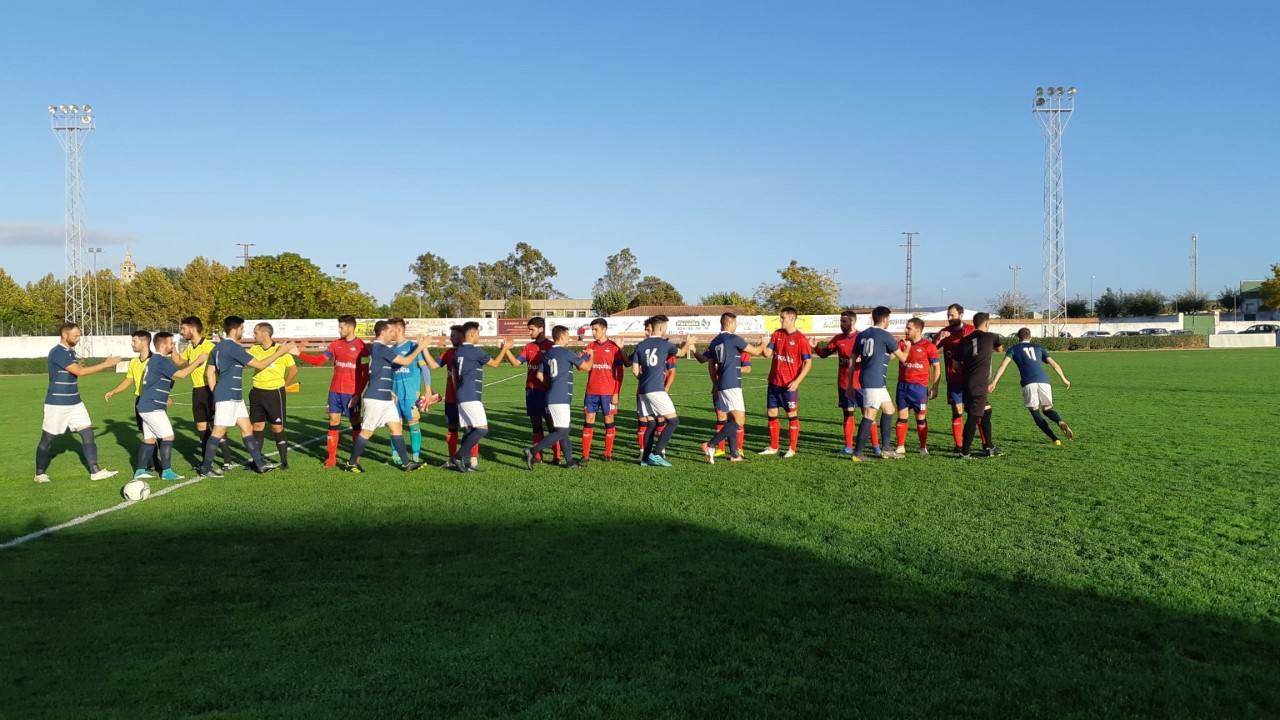 Momento en que los equipos se saludan antes del partido.
